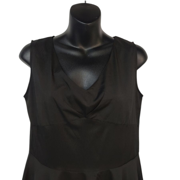 Sucrefas Women's Black Fit & Flare V-Neck Sleeveless Dress Size M NWT - Picture 3 of 8